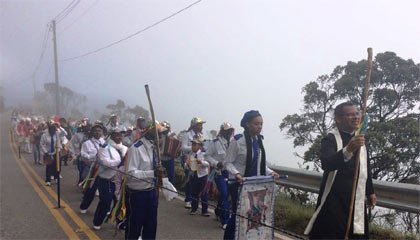 Foto de grupos de congados subindo a serra em direção ao Santuário