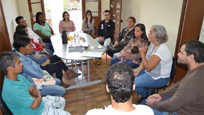 Foto de reunião de famílias beneficiadas no escritório da Emater