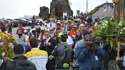 Foto de vista da serra com o grupo que iniciou a caminhada rumo a Aparecida