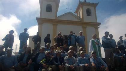 Foto do grupo que se desloca em jeep