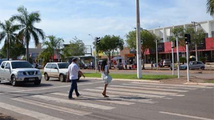 Foto de pedestres atravessando na faixa