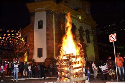 Foto da fogueira no Jubileu de São João em Barão de Cocais