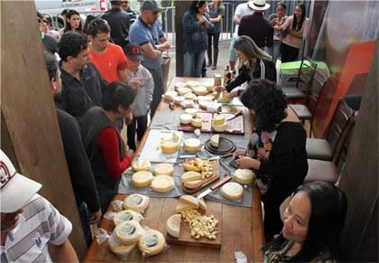 Foto de Exposição de queijo no  41º Torneio Leiteiro de Santa Bárbara