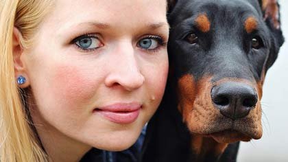 Foto ilustrativa de menina com um cão