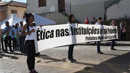 Foto de faixa sobre ética nas instituições durante o desfile