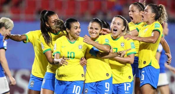 Foto de comemoração das jogadoras brasileiras