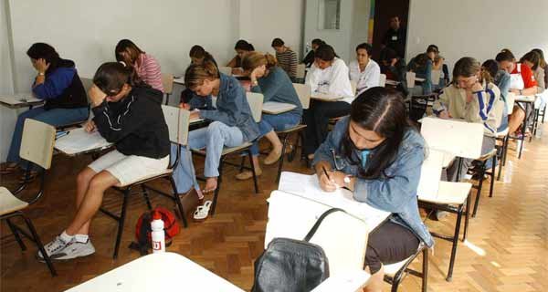 Foto de estudantes em prova do Enem
