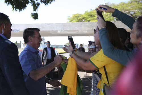 Foto de Bolsonaro com jornalistas