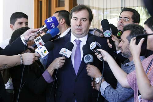 Foto de Rodrigo Maia em coletiva