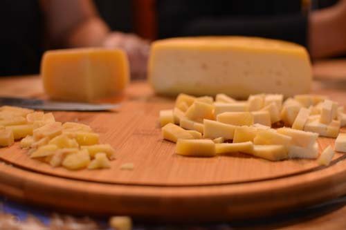 Foto de queijo cortado para degustação