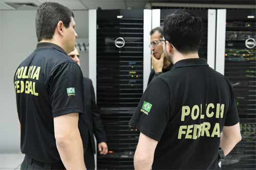 Foto de policia da PF no MEC