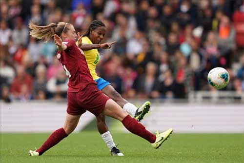 foto de lance de disputa no jogo