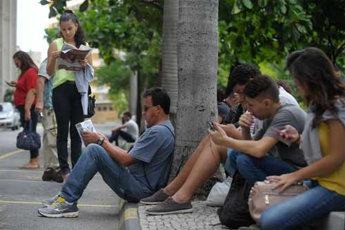 Foto de estudantes antes de entrarem para a prova