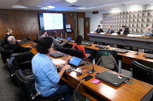 Foto da apresentação do relatório pelo IFI